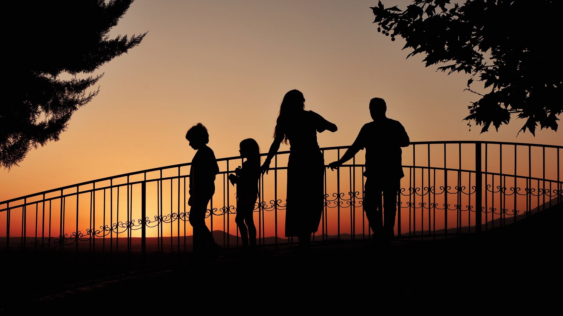 Família reunida em um momento de afeto — representando as causas de Direito de Família