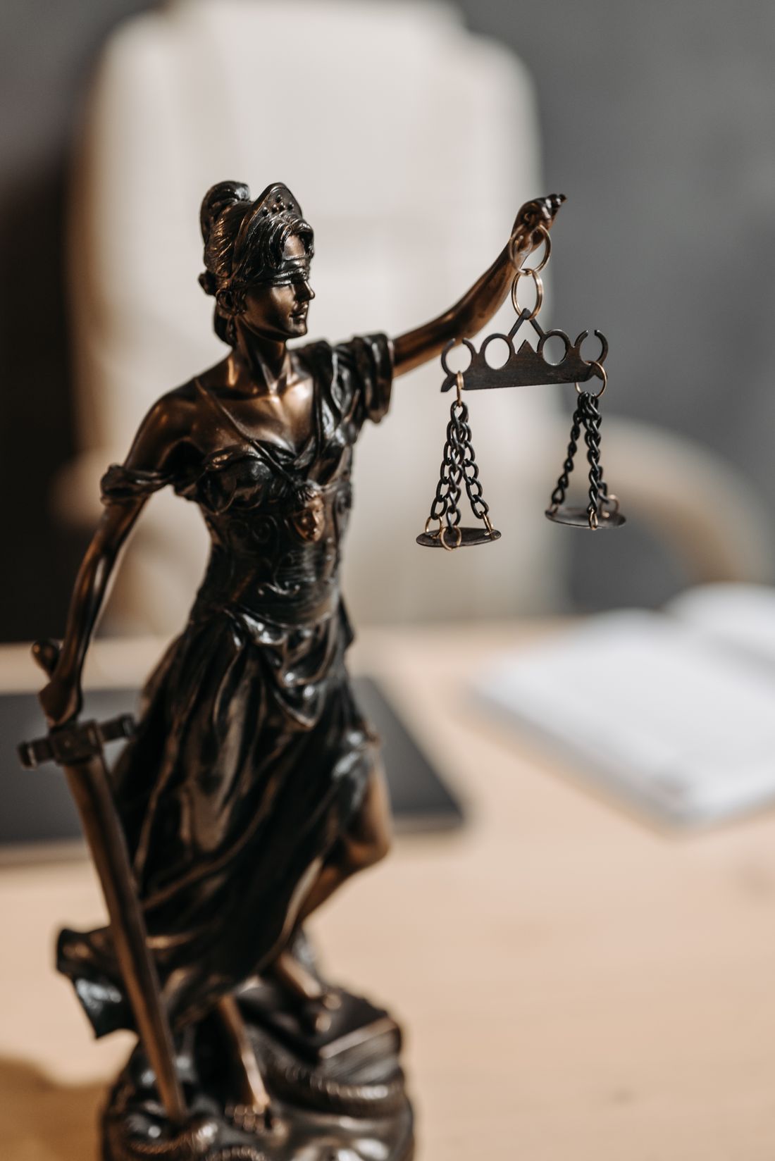 Estátua da Deusa da Justiça segurando a balança e a espada